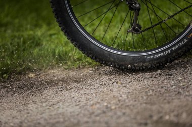 Tealby, Hughnshire, İngiltere, Temmuz 2017, bisiklet lastiği taşları tekmeliyor