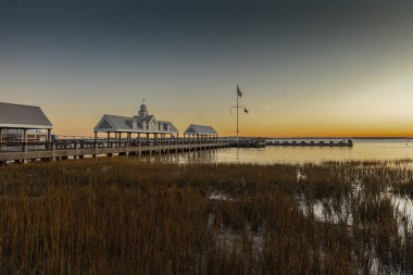 Charleston, Güney Carolina, ABD, Kasım 2019, Charleston Limanı ve rıhtım üzerinde gün doğumu