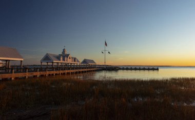 Charleston, Güney Carolina, ABD, Kasım 2019, Charleston Limanı ve rıhtım üzerinde gün doğumu