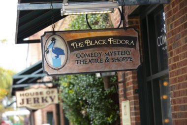 Charleston, Güney Carolina, ABD, Kasım 2019, The Black Fedora için imza 