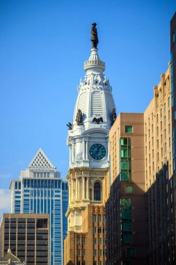 Tepesinde City Hall Philadelphia'nın William Penn heykeli