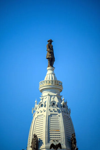 Tepesinde City Hall Philadelphia'nın William Penn heykeli — Stok fotoğraf