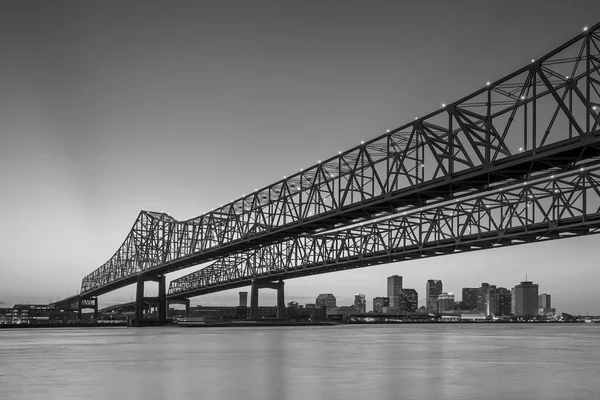 Crescent City Connection Bridge på Mississippi floden - Stock-foto