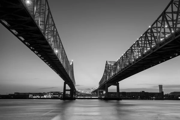 El puente de conexión de Crescent City en el río Mississippi — Foto de Stock