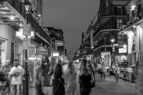 Паби і барів з неоновими вогнями у французькому кварталі, центр міста — стокове фото