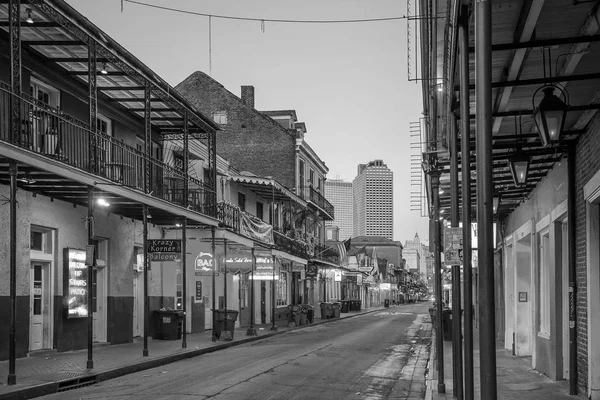 Pubs en bars met neon verlichting in de French Quarter, nieuwe Orlea — Stockfoto