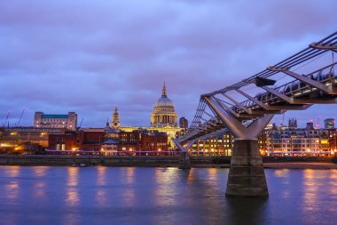 St Paul's Katedrali ve Londra manzarası