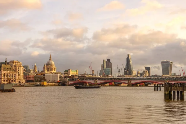 Catedral de San Pablo y skyline de Londres —  Fotos de Stock