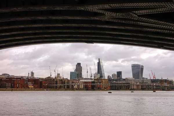 De skyline van Londen met de rivier de Theems — Stockfoto