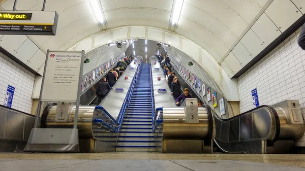 People using the escalators at Underground Station London — Stock Photo, Image