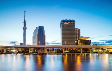 Tokyo siluetinin Sumida Nehri üzerinde