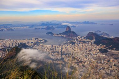 Rio De Janeiro şehir alacakaranlıkta 