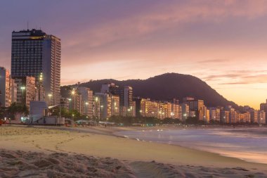 Copacabana ve Rio de Jan Sugar Loaf dağda gündoğumu görünümü