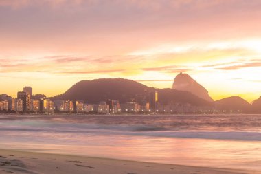 Copacabana ve Rio de Jan Sugar Loaf dağda gündoğumu görünümü