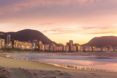 Copacabana ve Rio de Jan Sugar Loaf dağda gündoğumu görünümü
