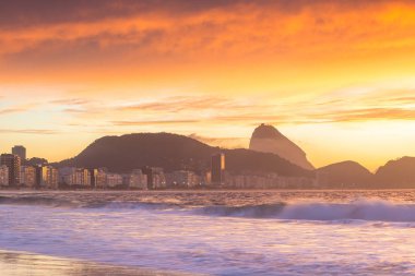 Copacabana ve Rio de Jan Sugar Loaf dağda gündoğumu görünümü