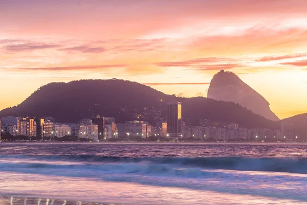 Vista del amanecer de Copacabana y Pan de Azúcar de montaña en Rio de Jan — Foto de Stock