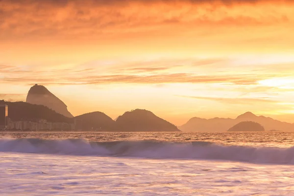 Vista del amanecer de Copacabana y Pan de Azúcar de montaña en Rio de Jan — Foto de Stock