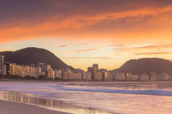 Vista del amanecer de Copacabana y Pan de Azúcar de montaña en Rio de Jan — Foto de Stock