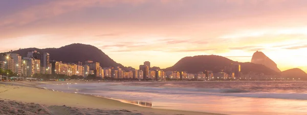 Sonnenaufgang mit Blick auf Copacabana und Zuckerhut in Rio de Janeiro — Stockfoto