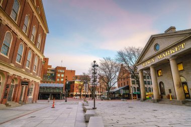 Faneuil Hall ve Boston manzarası