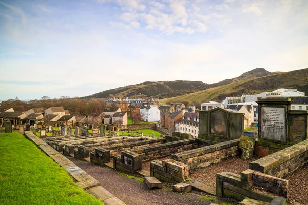 Cementerio del casco antiguo en Edimburgo, Escocia — Foto de Stock