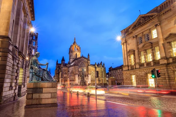 Vista de rua da histórica Royal Mile, Edimburgo — Fotografia de Stock