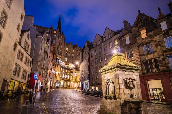 Ulica widok zabytkowego Starego miasta, Edinburgh — Zdjęcie stockowe