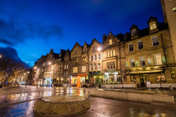 Vista de rua da histórica cidade velha, Edimburgo — Fotografia de Stock