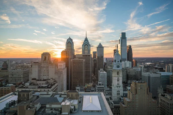Skyline van downtown Philadelphia bij zonsondergang — Stockfoto
