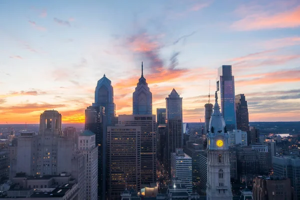 Skyline van downtown Philadelphia bij zonsondergang — Stockfoto