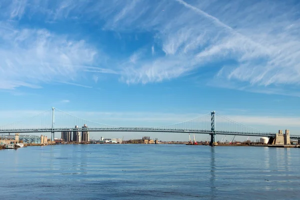 Landschaft Blick auf die Benjamin-Franklin-Brücke — Stockfoto
