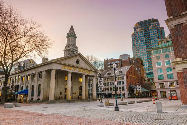 Faneuil Hall und die Skyline von Boston — Stockfoto