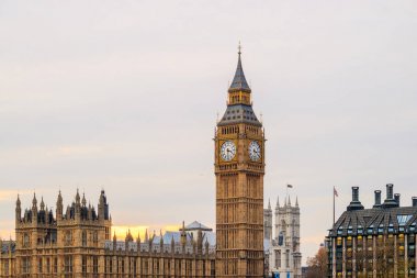 Big Ben'e ve Parlamento Londra evleri