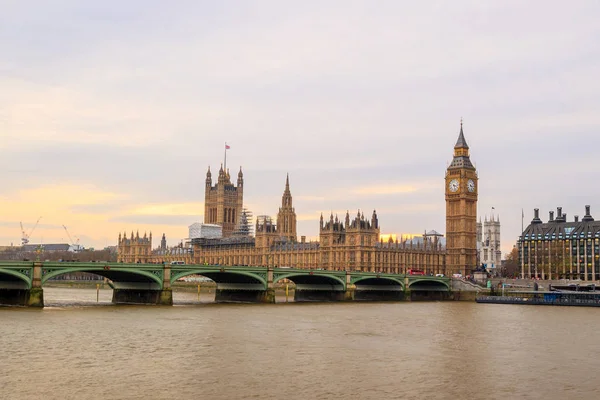 Big Ben'e ve Parlamento Londra evleri — Stok fotoğraf