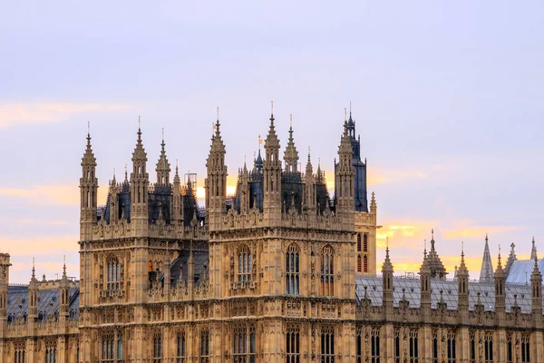 Big Ben'e ve Parlamento Londra evleri