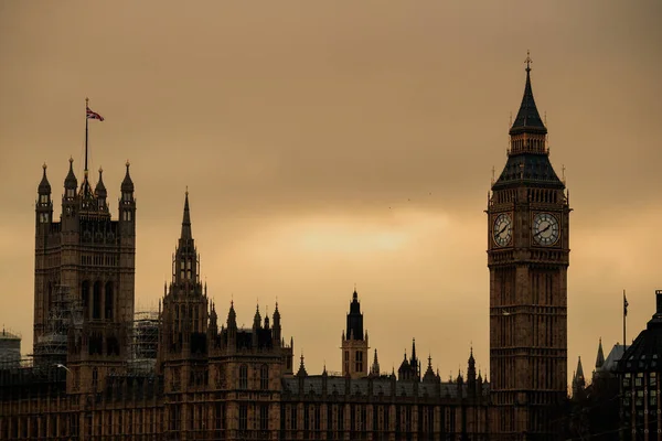 Big Ben'e ve Parlamento Londra evleri — Stok fotoğraf