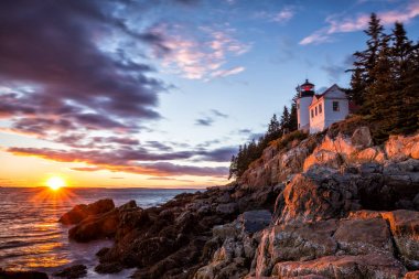 Bas liman feneri günbatımı Acadia Milli Parkı, Maine ABD