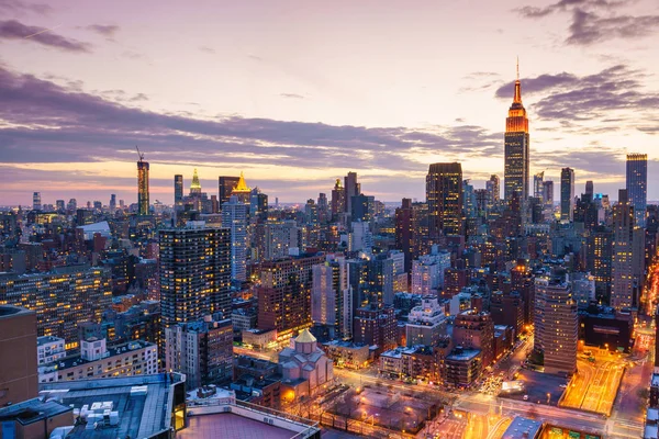 Günbatımında New York City Şehir Merkezi Ufuk Çizgisi — Stok fotoğraf