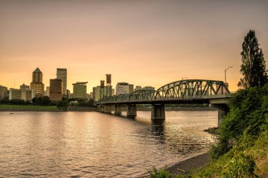 Portland Oregon şehir merkezi. Gün batımında gökyüzü.