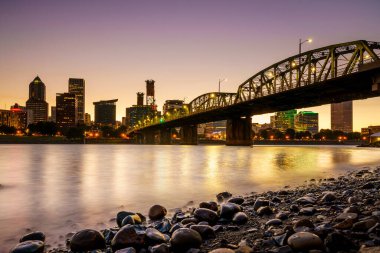 Portland Oregon şehir merkezi. Gün batımında gökyüzü.