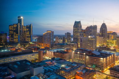 Michigan Usa 'da alacakaranlıkta Detroit şehir merkezinin hava görüntüsü