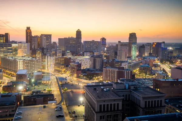 ミシガン州の夕暮れ時のデトロイトのダウンタウンの空中ビューアメリカ — ストック写真