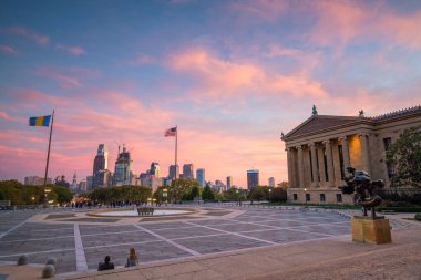 Usa 'da gün batımında güzel Philadelphia silueti