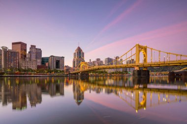 Pittsburgh şehir merkezinin panoraması alacakaranlıkta ufuk çizgisi