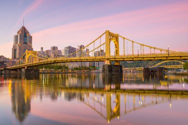 Pittsburgh şehir merkezinin panoraması alacakaranlıkta ufuk çizgisi