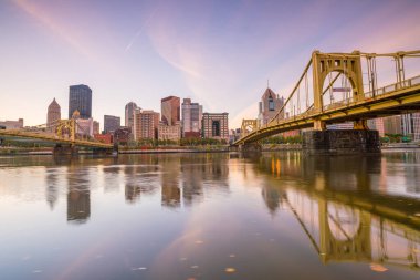 Pittsburgh şehir merkezinin panoraması alacakaranlıkta ufuk çizgisi