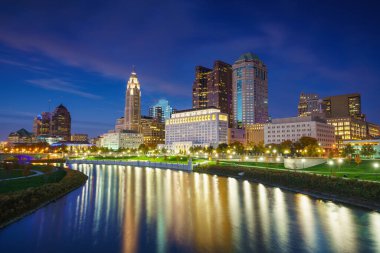 Columbus Ohio şehir merkezi. Alacakaranlıkta Skyline.
