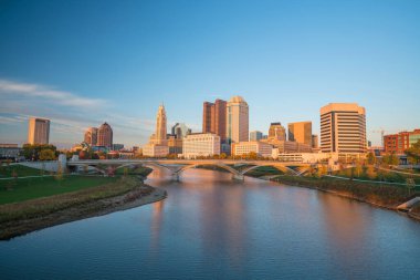 Columbus Ohio şehir merkezinin Sunset 'teki Skyline manzarası 