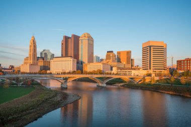 Columbus Ohio şehir merkezinin Sunset 'teki Skyline manzarası 